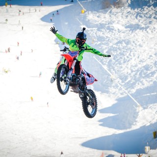 Il campione di freestyle Vanni Oddera "vola" sopra Prato Nevoso (FOTONOTIZIA)