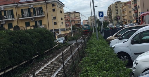 Loano, auto "intrappolata" tra le sbarre del passaggio a livello: intervento dei vigili del fuoco Loano, auto "intrappolata" tra le sbarre del passaggio a livello: intervento dei vigili del fuoco