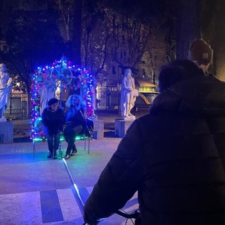 Savona, in Piazza del Popolo la panchina natalizia si accende pedalando (FOTO)