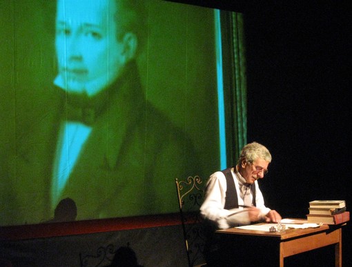Si chiude la stagione teatrale finalese con uno spettacolo dedicato a Leopardi