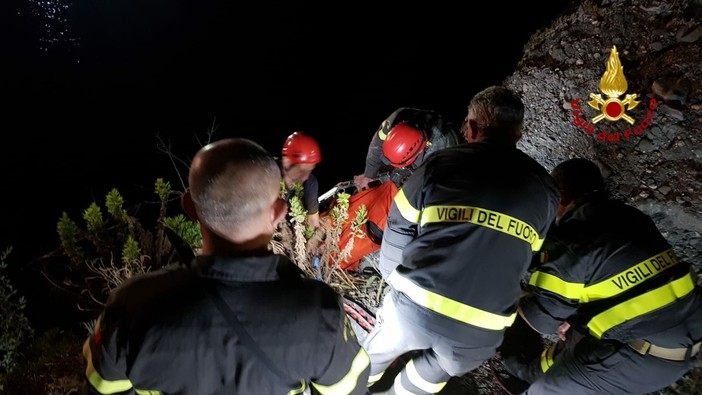 Cade da 10 metri di altezza sugli scogli ad Albisola al "Buco del Prete", tedesco trasportato al San Paolo (FOTO e VIDEO) Cade da 10 metri di altezza sugli scogli ad Albisola al "Buco del Prete", tedesco trasportato al San Paolo (FOTO e VIDEO)