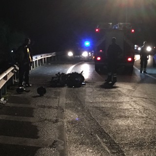 Bergeggi, moto prende fuoco dopo incidente: due codici rossi al Santa Corona di Pietra Ligure