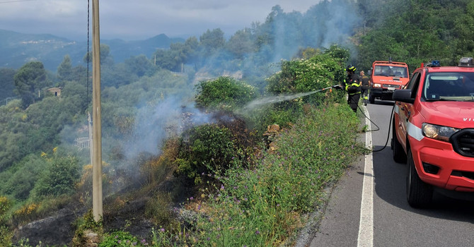 Perde il controllo di un fuoco per bruciare sterpaglie: incendio sulle alture di Alassio (FOTO)