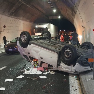 Auto ribaltata sull'A10 tra Varazze e Celle: intervento delle ambulanze e dei vigili del fuoco Auto ribaltata sull'A10 tra Varazze e Celle: intervento delle ambulanze e dei vigili del fuoco