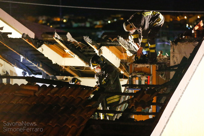 Alto: villetta distrutta dalle fiamme. Lungo intervento dei vigili del fuoco di Albenga Alto: villetta distrutta dalle fiamme. Lungo intervento dei vigili del fuoco di Albenga