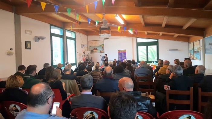 Pd, idee per il rilancio: sala gremita a Porto Vado Pd, idee per il rilancio: sala gremita a Porto Vado