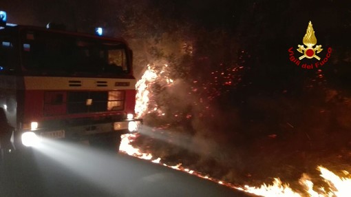 Si preannuncia un'altra notte di lavoro per i vigili del fuoco tra Pontinvrea e Giusvalla Si preannuncia un'altra notte di lavoro per i vigili del fuoco tra Pontinvrea e Giusvalla