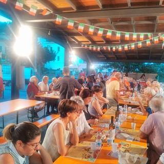 La “spaghettata antifascista” riempie la piazza di Calice Ligure (FOTO)