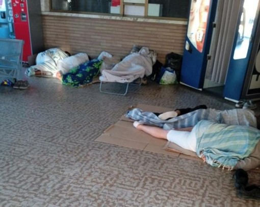 Pietra, il consigliere Carrara: "Bivacchi nella stazione ferroviaria: spettacolo avvilente per l'immagine della città" Pietra, il consigliere Carrara: "Bivacchi nella stazione ferroviaria: spettacolo avvilente per l'immagine della città"