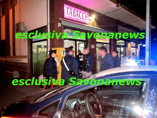 Rapinatore "sprovveduto" a Loano: gli casca il caricatore e scappa