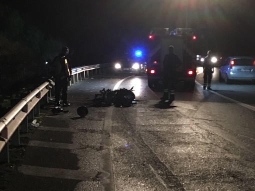 Bergeggi, moto prende fuoco dopo incidente: due codici rossi al Santa Corona di Pietra Ligure