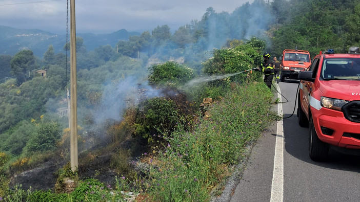 Perde il controllo di un fuoco per bruciare sterpaglie: incendio sulle alture di Alassio (FOTO)