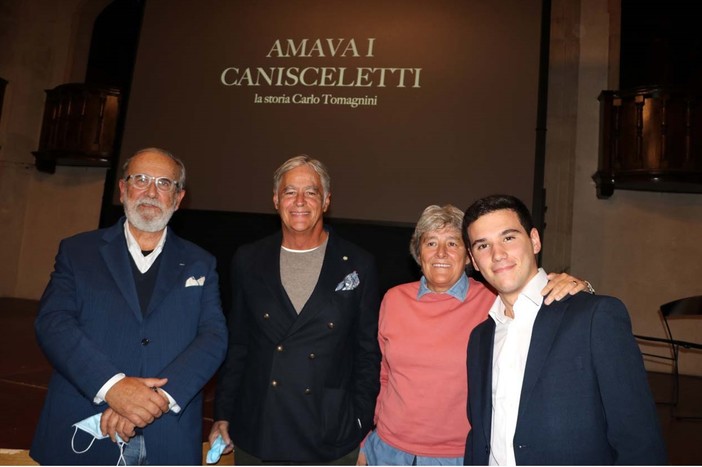 Da sinistra: il giornalista Daniele La Corte, Massimo e Matilde Tomagnini e l'ideatore del cortometraggio Pietro Gianetti Da sinistra: il giornalista Daniele La Corte, Massimo e Matilde Tomagnini e l'ideatore del cortometraggio Pietro Gianetti