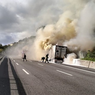 Camion in fiamme sulla A10, traffico bloccato tra Pra' e Arenzano (Foto e Video) Camion in fiamme sulla A10, traffico bloccato tra Pra' e Arenzano (Foto e Video)