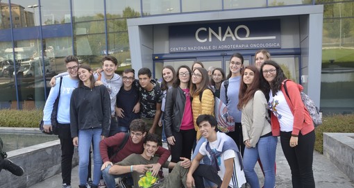 Carcare, gli studenti del liceo Calasanzio in visita al "Centro nazionale di adroterapia oncologica" di Pavia (FOTO)
