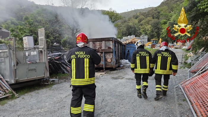 Incendio a Stella: in fiamme un cassone di materiale edile (FOTO)