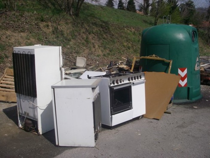 "Non ci sono più scuse per ingombrare Savona", stretta da Comune e ATA contro i furbetti dei rifiuti ingombranti