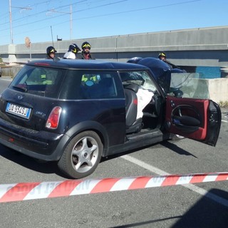 Auto finisce contro un muro tra Albenga e Ceriale