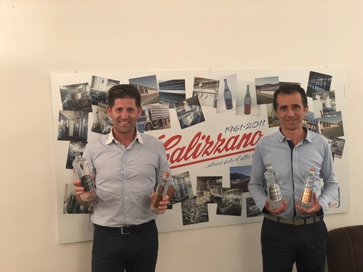 Acqua Minerale Calizzano: un contest creativo per rappresentare la nuova bottiglia di design "Pin Up"