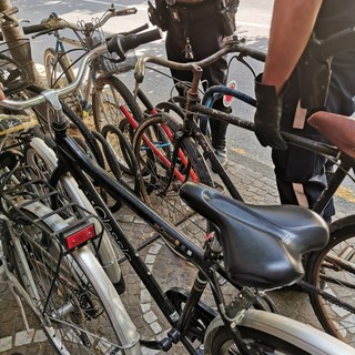 Albenga, rimosse dalla polizia locale alcune biciclette abbandonate da tempo (FOTO)