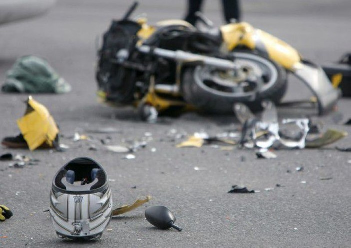 Auto contro moto in via Colla a Cairo: biker in codice rosso