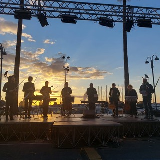 "Stella di Natale", la prima giornata al via con i mercatini e il concerto natalizio
