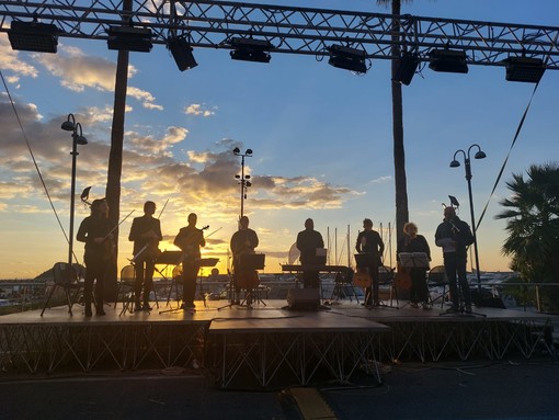 "Stella di Natale", la prima giornata al via con i mercatini e il concerto natalizio "Stella di Natale", la prima giornata al via con i mercatini e il concerto natalizio