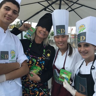 Spiagge Didattiche ad Albenga: la frutta secca bio di Noberasco protagonista nella cucina  creativa di Lorenza Giudice