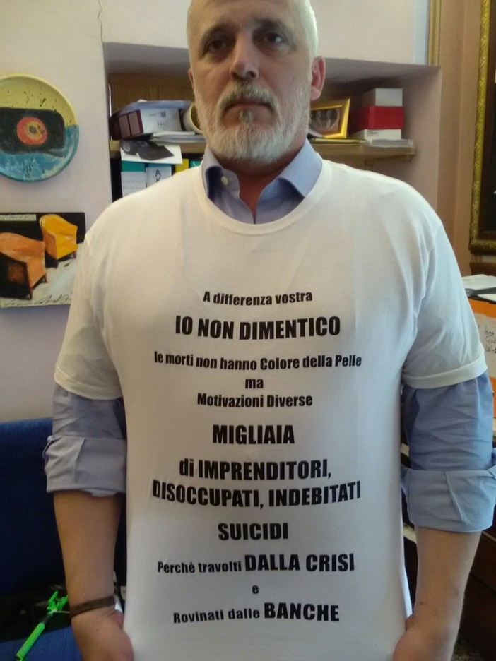 Magliette rosse, la presa di posizione di Matteo Camiciottoli: "Non dimentico imprenditori e disoccupati suicidi perché travolti dalla crisi"