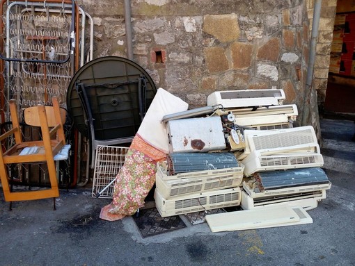 Rifiuti abbandonati nel centro di Finale, il sindaco: "Individuato il responsabile di questo gesto di inciviltà"