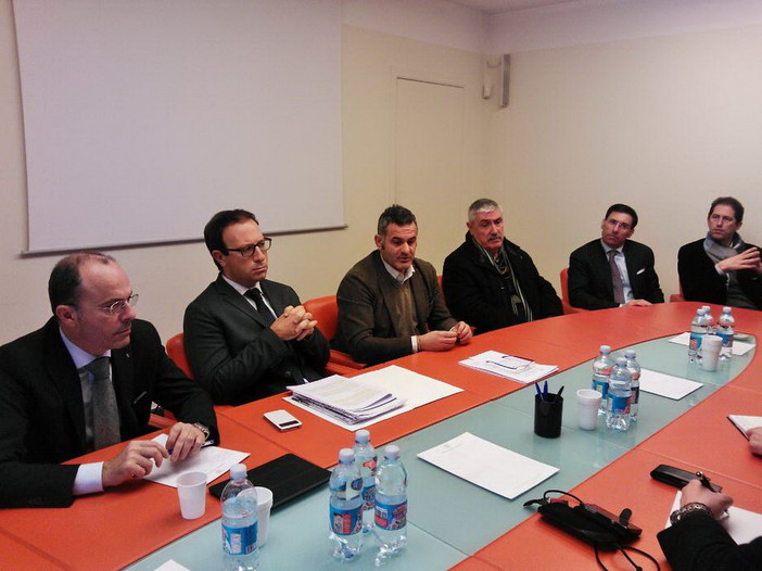 Ponente ligure isolato per la frana sulla ferrovia: Sindaci e Confindustria lanciano l'allarme Ponente ligure isolato per la frana sulla ferrovia: Sindaci e Confindustria lanciano l'allarme