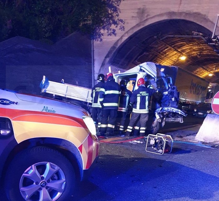 Incidente ieri sera sulla A10: aveva 54 anni ed era di Olivetta San Michele l'uomo morto sul colpo