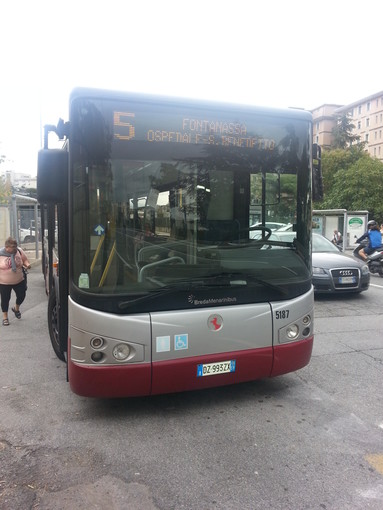 Savona, &quot;Bus inadeguato e con pochi posti per raggiungere l'ospedale&quot;: la denuncia di Roberto Nicolick