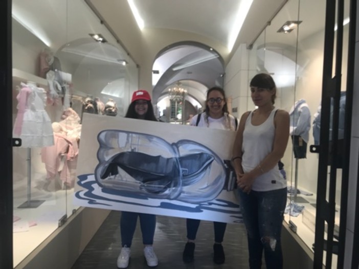 Alassio: performance denuncia dell’artista Alessandra Carloni e degli steward dell’ambiente contro l’inquinamento da plastica degli oceani Alassio: performance denuncia dell’artista Alessandra Carloni e degli steward dell’ambiente contro l’inquinamento da plastica degli oceani
