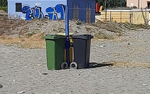 Albenga, ripuliti i cassonetti nella spiaggia di Vadino