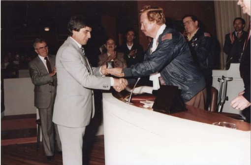 Attraversò l'Atlantico in mongolfiera: il colonnello Kittinger ricevuto in comune a Cairo, era il 1984 (FOTO)