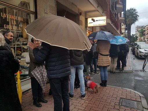 "Jova Beach Party" mania ad Albenga: fan in coda per accaparrarsi gli ultimi biglietti (FOTO e VIDEO) "Jova Beach Party" mania ad Albenga: fan in coda per accaparrarsi gli ultimi biglietti (FOTO e VIDEO)