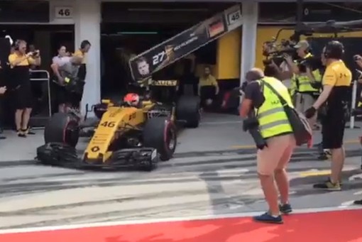 Kubica, ritorno "con il botto" in F1: si sfasciano le insegne del box Kubica, ritorno "con il botto" in F1: si sfasciano le insegne del box