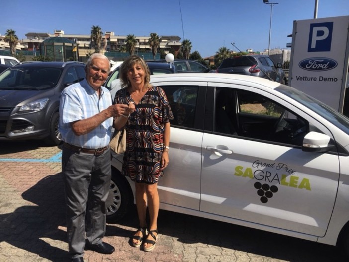 Foto: Flavio Maurizio consegna le chiavi della Ka a Marina Viglienti