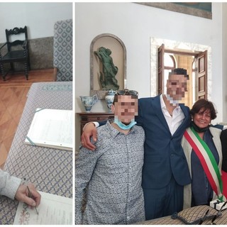 Savona, celebra il matrimonio poi pubblica una foto con gli sposi e la mascherina abbassata. Polemiche su consigliere: "L'avevo durante il rito, strumentalizzazione politica" Savona, celebra il matrimonio poi pubblica una foto con gli sposi e la mascherina abbassata. Polemiche su consigliere: "L'avevo durante il rito, strumentalizzazione politica"