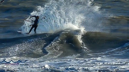 Andora: gli appassionati di 'KiteSurf' hanno approfittato ieri del vento per le loro evoluzioni in mare (Foto e Video)