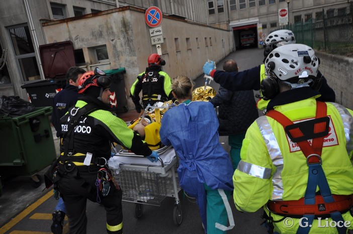 Il pilota di Formula 1 Kubica è uscito dal Santa Corona di Pietra Ligure Il pilota di Formula 1 Kubica è uscito dal Santa Corona di Pietra Ligure