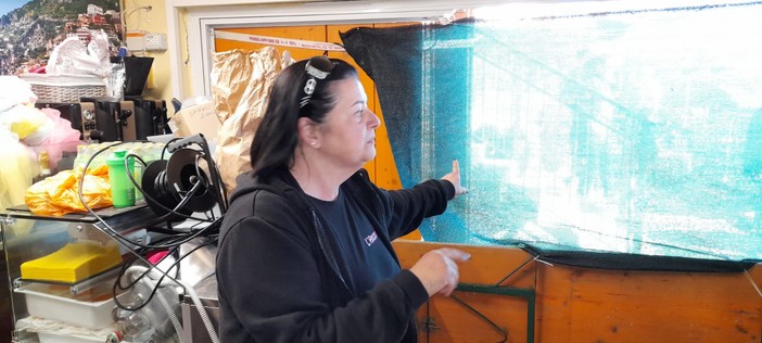 Mareggiata, la titolare dei Bagni Marinella: "Ero in cucina, bloccata dalla paura, quando il mare ha sfondato la porta. Il bagnino mi ha portata via"