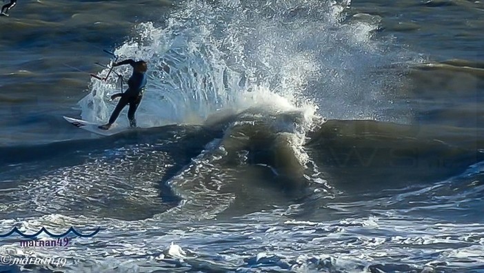 Andora: gli appassionati di 'KiteSurf' hanno approfittato ieri del vento per le loro evoluzioni in mare (Foto e Video)