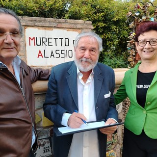 L'attore e regista Giorgio Caprile firma la piastrella sul Muretto di Alassio L'attore e regista Giorgio Caprile firma la piastrella sul Muretto di Alassio