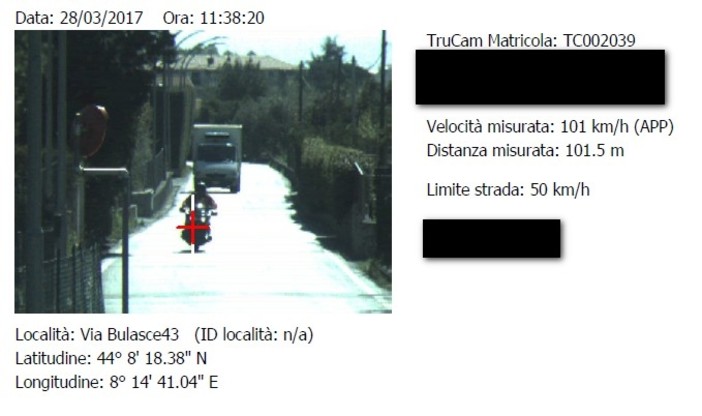Loano, viaggia oltre i limiti di velocità: sanzione di 532 euro a uno scooterista e ritiro della patente