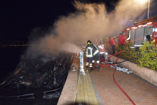 Incendio su yacht a Loano: non è in pericolo di vita la donna sopravvissuta
