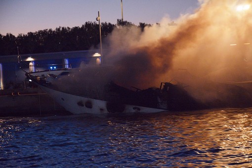 Yacht a fuoco nella Marina di Loano: fascicolo aperto a breve per incendio e omicidio colposo Yacht a fuoco nella Marina di Loano: fascicolo aperto a breve per incendio e omicidio colposo