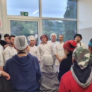 Le scuole medie di Borgio a lezione con i ragazzi della 5^C dell'Istituto Alberghiero "Migliorini"di Finale (FOTO) Le scuole medie di Borgio a lezione con i ragazzi della 5^C dell'Istituto Alberghiero "Migliorini"di Finale (FOTO)