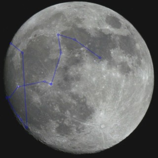 foto della Luna come apparirà la sera del 28 ottobre e una su cui è segnato il percorso che verrà seguito con il telescopio